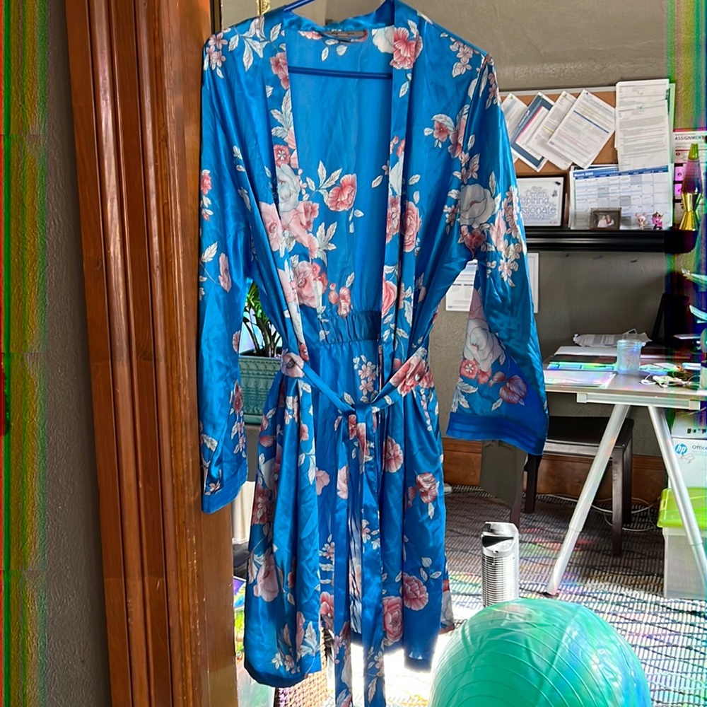 Morgan Taylor silky kimono robe